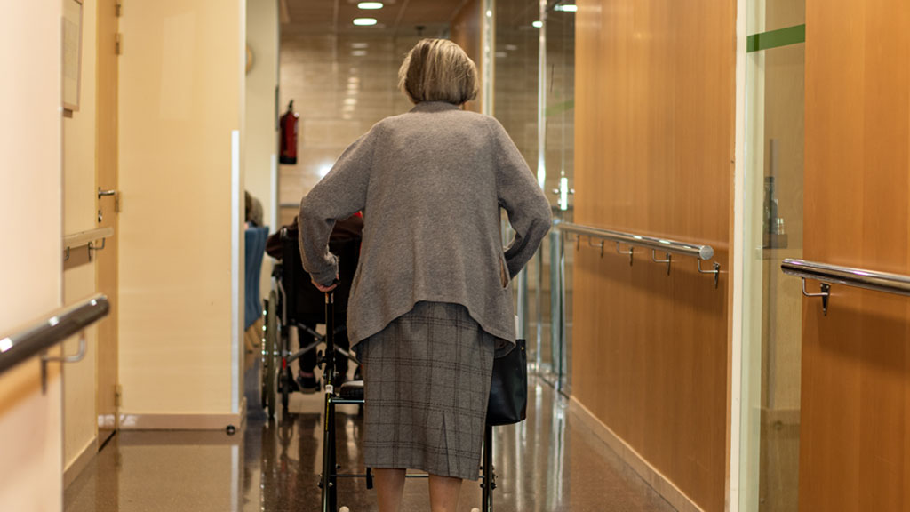 Couloir lumineux et accueillant d'un EHPAD lors d'une visite de repérage