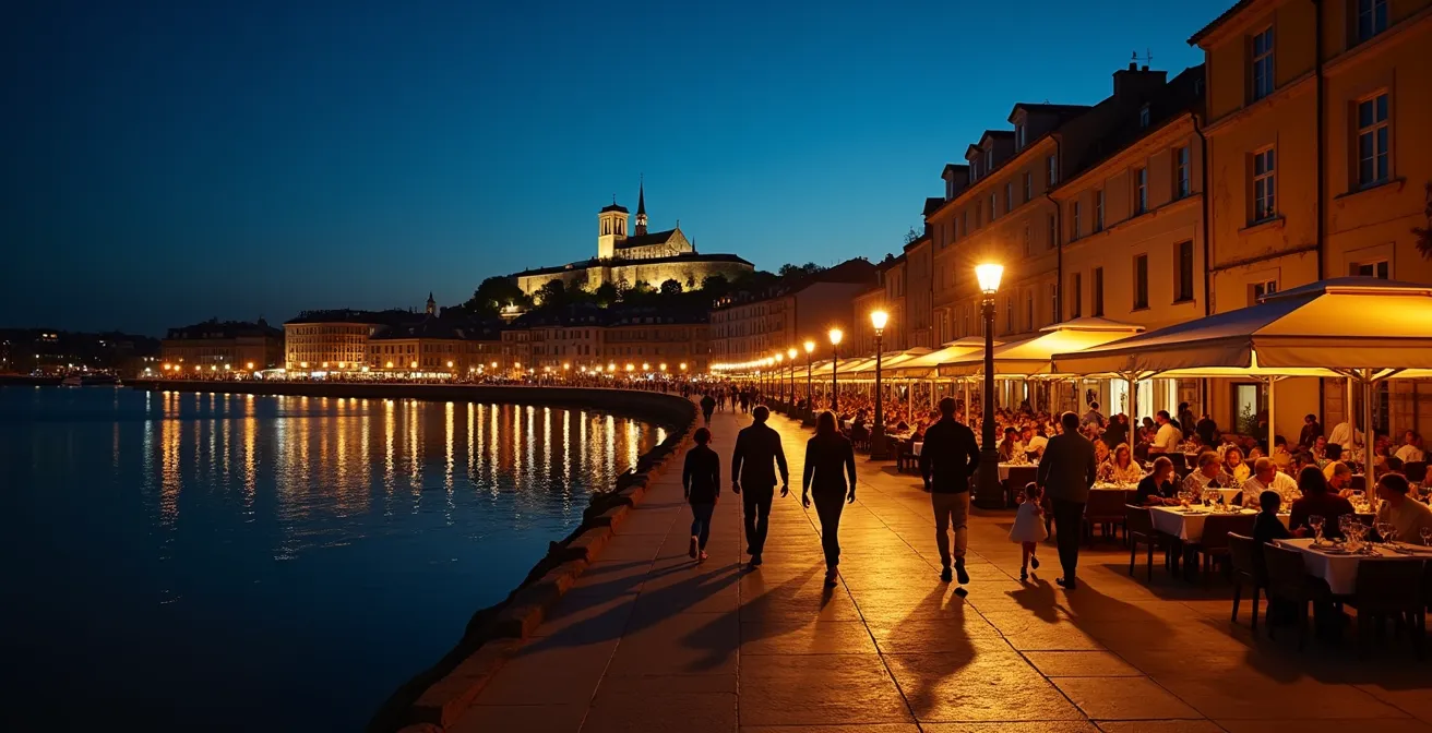Vue nocturne du Vieux-Port de Marseille illuminé avec promeneurs et terrasses animées