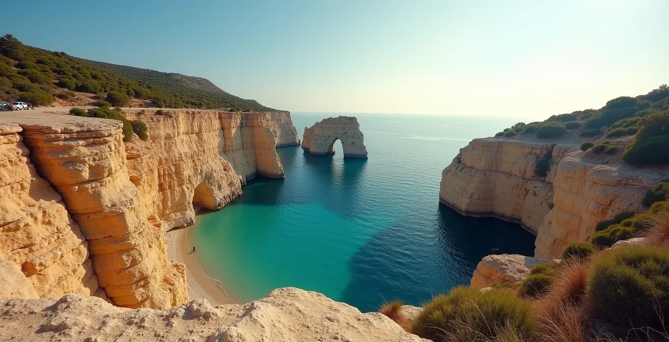 Vue des Calanques de Marseille en octobre avec une lumière dorée rasante sur les falaises calcaires