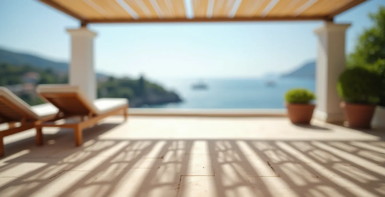 Terrasse de suite luxueuse avec protection solaire et vue sur la mer à Marseille
